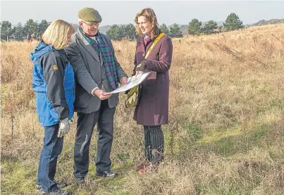  ?? Pictures: Steven Brown. ?? Ann McIlravie, Peter Lindow and Karen Dundas in the field which is being proposed as a site for a new eco cemetery and columbariu­m at Kinghorn.