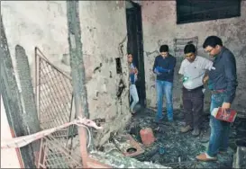  ?? SANCHIT KHANNA/HT PHOTO ?? Forensic officials inspect the house at Sudarshan Park near Moti Nagar on Friday.