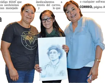  ??  ?? LYDIA MUESTRA su dibujo, acompañada de su madre, Karina Ortiz (izquierda), y de su tía, Rosa Isela Agundez, ambas su motivación para competir en el certamen de dibujo convocado por el gobierno de México.