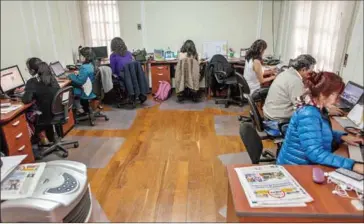  ?? GONZALO PARDO/THE NEW YORK TIMES ?? Journalist­s work at Página Siete in La Paz, Bolivia, on January 12.
