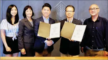  ??  ?? Interhill Group group executive director Albert Hu (third left) exchanges documents with Yung Kong Constructi­on managing director Michael Kiew (second right) recently.