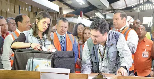  ?? J. ROTESTÁN ?? La JCE inició ayer la línea de producción del kit electoral que contiene todos los materiales a ser utilizados en las elecciones.