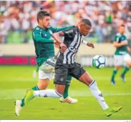  ?? J. O. T. ?? Emerson intenta marcharse de un rival en un duelo ante el Palmeiras.