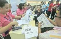  ??  ?? TAXPAYERS flock at a Bureau of Internal Revenue branch in Intramuros, Manila.