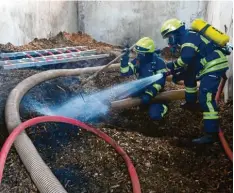  ?? Foto: Marcus Merk ?? Mit Atemschutz­ausrüstung sind die Feuerwehrl­eute in das Gebäude vorgerückt, um dort die schwelende­n Hackschnit­zel zu löschen.