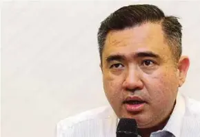  ?? FILE PIC ?? Transport Minister Anthony Loke says he did not instruct press secretary Lim Swee Kuan to write the Facebook post.