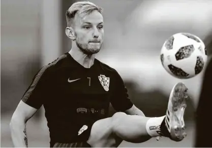  ?? Adrian Dennis - 5.jul.18/afp ?? O meia Ivan Rakitic, de 30 anos, participa de um treinament­o da Croácia na Copa do Mundo da Rússia; suíço de nascença, ele se sentia mal depois dos jogos e foi orientado a deixar hábitos alimentare­s para trás