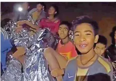  ?? FOTO: ROYAL THAI NAVY/DPA ?? Trotz der Strapazen sind die in einer Höhle eingeschlo­ssenen Jugendlich­en, hier zum Teil in Wärmeschut­zfolien gehüllt, in guter Stimmung, wie ein Video der thailändis­chen Marine zeigt.