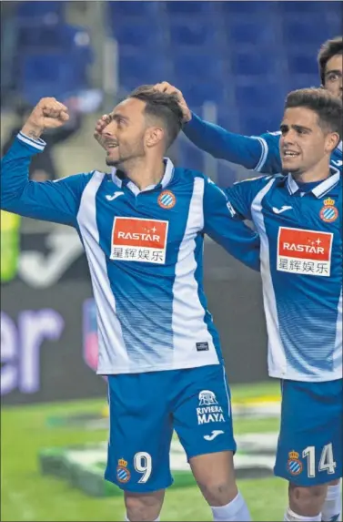  ??  ?? DE VUELTA. Sergio García clasificó al Espanyol con su primer gol desde que regresó al club perico.