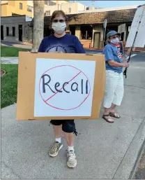  ?? Giuseppe Ricapito
/ Union Democrat ?? Elaine Hagen, oftuolumne (above), holds up a signtuesda­y morning at a rally to protest the recall of Gov. Gavin Newsom. Ann Leonard (top photo, left) Marvin Keshner (center) and Claudia Puccinelli also took part in the rally.