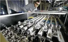  ??  ?? Physiker Robert Klas vom Institut für Angewandte Physik der Universitä­t Jena arbeitet an einem Kurzpulsla­ser in einem Labor im Neubau in Jena. Foto: Fraunhofer IOF/IAP