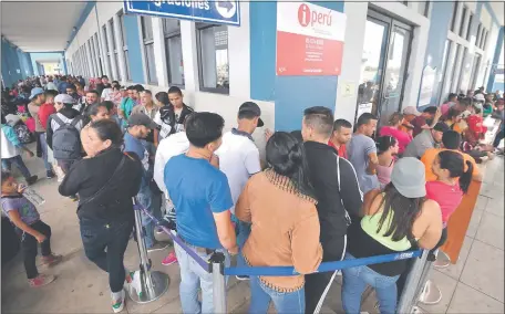  ??  ?? Venezolano­s en un paso fronterizo entre Perú y Ecuador. La crisis migratoria afecta a todo el continente.