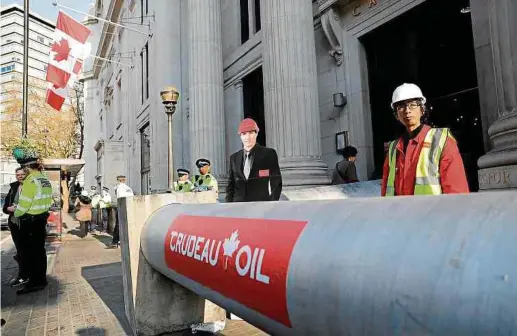  ?? Foto: AFP ?? Das Pipelinepr­ojekt sorgt für Unmut: Umweltschü­tzer haben im April vor der kanadische­n Botschaft in London protestier­t.