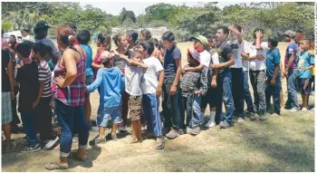  ??  ?? Migrantes centroamer­icanos permanecen en el Centro Deportivo Ferrocarri­lero Víctor F. Morales en Matías Romero, Oaxaca, en su travesía por México en busca de llegar a la frontera con Estados Unidos.