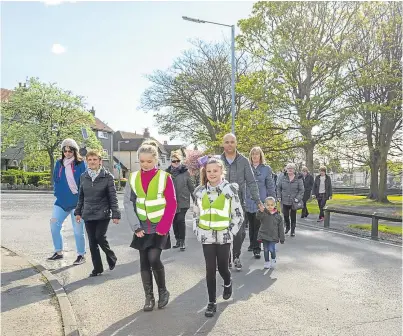  ?? Picture: Sarah Burns. ?? Parents believe a pedestrian crossing needs to be put in place to help ensure youngsters’ safety.