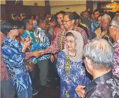  ??  ?? Abang Johari and his wife Juma’ani exchange greetings with Kapit community leaders upon their arrival at Kapit Civic Centre.