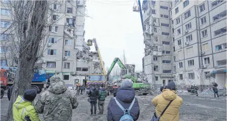  ?? FOTO: VITALII MATOKHA/AFP ?? Schwindend­e Hoffnung in Dnipro: Noch immer wird in den Trümmern nach Opfern des Raketenang­riffs vom vergangene­n Samstag gesucht.