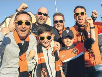  ?? Pictures: Dougie Nicolson. ?? Left: A happy bunch of Dundee United fans enjoying the warm weather prior to watching their heroes line up against Hamilton last night. Right: Throngs of supporters made their way to Tannadice last night.
