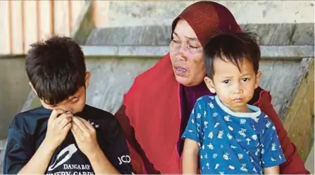  ?? PIC BY MUHAMMAD ASYRAF SAWAL ?? Siti Masitah Ibrahim’s grand aunt Zaharah Ismail and brother, Mohd Khairi Tarmizi Ibrahim (left), can’t hold back their tears at their home in Pekan yesterday.