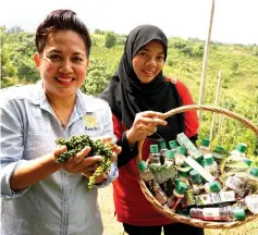  ??  ?? Awaeang (left) and Nang Ori director Norazlin Mohd Tokiran show the products produced by the company. — Bernama photo