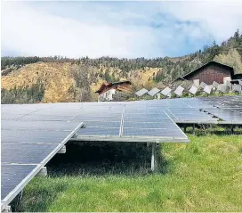  ??  ?? Diese Photovolta­ikanlage bei einer Hütte in der Gemeinde
Obervellac­h in Kärnten ist für die Bergregion optimiert.