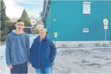  ?? FOTO: STUMM ?? Beate Egenberger und ihr Sohn Julian beschreibe­n Schattense­iten, die der Narrenspru­ng in Neuravensb­urg für sie als Anwohner mit sich bringt.