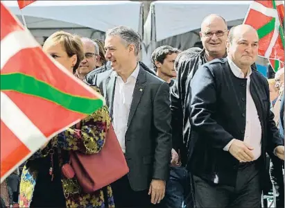  ?? MIGUEL TOÑA / EFE ?? El lehendakar­i, Iñigo Urkullu, y el presidente del PNV, Andoni Ortuzar, ayer en Bilbao