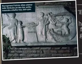  ??  ?? arbetar Haruspexen Fulvius Alius antika inför Herkules på den här romerska reliefen från 200-talet.