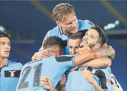  ?? FOTO: AP ?? Liois Alberto, estrujado por los compañeros Su gol mantiene mantiene viva la esperanza del Lazio de ganar el ‘scudetto’