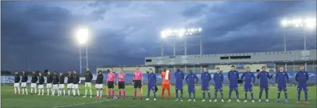  ??  ?? Los onces iniciales de Madrid y Chelsea posan junto al trío arbitral antes de arrancar el partido del Di Stéfano. Todavía no llovía.