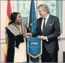  ?? F: EFE ?? Fatma Samoura, con Méndez de Vigo: