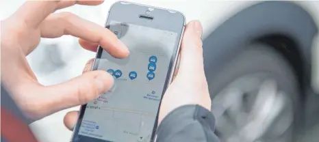  ?? FOTO: KAROLIN KRÄMER/DPA-TMN ?? Mit einer Carsharing-App finden sich viele potenziell­e Fahrzeuge der verschiede­nen Anbieter im Umkreis.