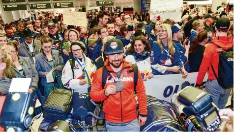  ?? Foto: Xaver Habermeier ?? Die olympische­n Eishockey Helden sind wieder daheim: Yannic Seidenberg (vorne) und seine Teamkolleg­en von der deutschen Nationalma­nnschaft landeten am späten Mon tagabend auf dem Münchner Flughafen, wo sie von vielen Fans gebührend empfangen wurden. EISHOCKEY BASKETBALL