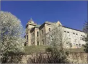  ?? S.M. CHRISTMAN — THE ASSOCIATED PRESS ?? In this March 12 photo, The McDowell County Courthouse is seen, in Welch, W.Va. Mayor Reba Honacker filed a lawsuit in February against five of the largest U.S. painkiller distributo­rs. She wants them to answer for profiting from the region’s opioid...