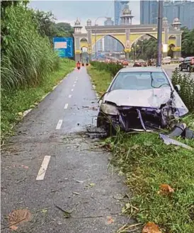  ?? (Foto ihsan PDRM) ?? Kereta dipandu pelajar IPTS remuk selepas merempuh motosikal mangsa di laluan motosikal di Kilometer 34.2 Lebuhraya Persekutua­n, pagi semalam.