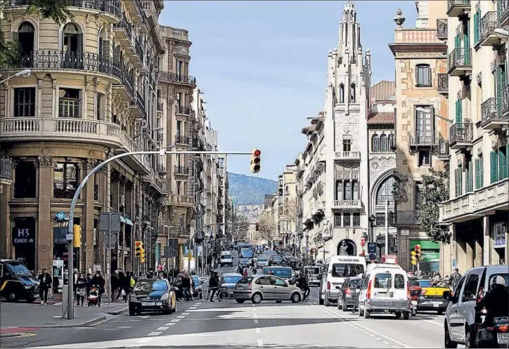  ?? CÉSAR RANGEL ?? Aspecto actual de la Via Laietana, una de las calles principale­s de Barcelona que llevan más años necesitand­o una reforma
