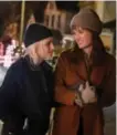  ?? FOTO: HULU / AP ?? Kristen Stewart, her i en scene fra «Happiest Season» med Mackenzie Davis, understrek­er at hun ikke tror noen behøver å være skeiv for å spille i filmer om emnet.