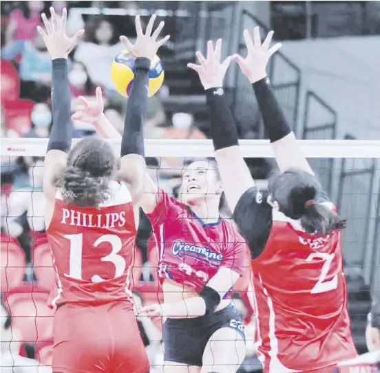  ?? PHOTOGRAPH BY RIO DELUVIO FOR THE DAILY TRIBUNE @tribunephl_rio ?? JEMA Galanza of Creamline attacks the defense of MJ Philips and Djanel Cheng of Petro Gazz during their semifinal match yesterday in the PVL Reinforced Conference. The Cool Smashers won, 25-21, 25-20, 25-23.