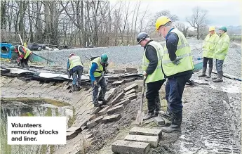  ?? ?? Volunteers removing blocks and liner.