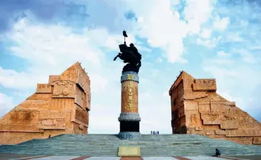  ??  ?? Mausoleo dedicado al conquistad­or mongol Gengis Kan, en Ejin Horo.