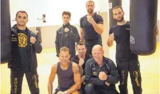  ?? FOTO: DED ?? Das Boxteam Langenarge­n mit seinen Trainern Thomas Schuler, Valeri Quade und Ümit Bekeler (Bildmitte) sowie Kushtrim Mahmuti (links), Stefan Schöttler, Urim Veseli und Secho Ayküz ist bereit.