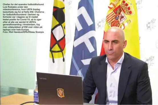  ??  ?? Chefen for det spanske fodboldfor­bund Luis Rubiales under den videokonfe­rence, hvor UEFA tirsdag besluttede sig for at flytte EM. Cheferne for fodboldfor­bundene i Serbien og Schweiz var i dagene op til mødet testet positiv for Covid-19, så to uger efter at alle var samlet til UEFA’s generalfor­samling i Amsterdam, tog man udskydelse­n af EM over video på laptops over hele Europa.
Foto: Rfef Handout/EPA/Ritzau Scanpix