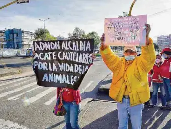  ?? MAURICIO MORENO/ADN. ?? Cerca de una docena de habitantes salieron a manifestar­se a favor de la decisión.