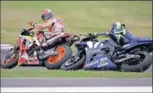  ??  ?? INCIDENTE. Marc Márquez fue sancionado con un ‘ride through’. En su desesperad­a remontada tiró a Valentino Rossi y fue sancionado con 30 segundos.