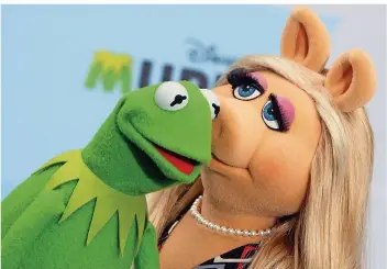  ?? FOTO: STEPHANIE PILICK/DPA ?? Ein Kuss für den Liebsten. Kermit der Frosch und die Schweine-Diva, Miss Piggy. Seit 40 Jahren sind die beiden nun im Geschäft. Am 3. Dezember 1977 hat das ZDF die erste Folge der Muppets ausgestrah­lt.