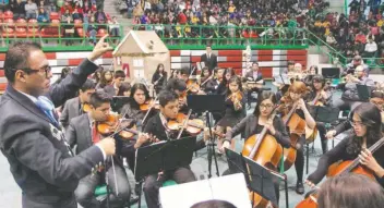  ??  ?? El programa Música en tu Escuela conformó cuatro sinfónicas y tuvo presencia en 15 comunidade­s. La Secretaría de Educación estatal informó que el proyecto será renovado, aunque no dio detalles.