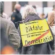  ?? FOTO: DPA ?? Eine Demonstran­tin bei einer „Querdenker“-Kundgebung.