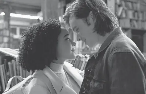  ?? WARNER BROS. ENTERTAINM­ENT ?? Maddy ( Amandla Stenberg) and Olly ( Nick Robinson) are young lovers in Everything, Everything, in theaters now.