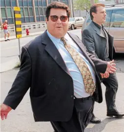  ?? JOHN RENNISON THE HAMILTON SPECTATOR FILE PHOTO ?? Pasquale (Pat) Musitano, left, leaves court in 1996. Like it or not, traditiona­l organized crime is part of the city’s history, Susan Clairmont writes.