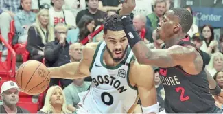  ?? FE ?? Jayson Tatum se quedó a solo una asistencia para su primer triple doble de la temporada.